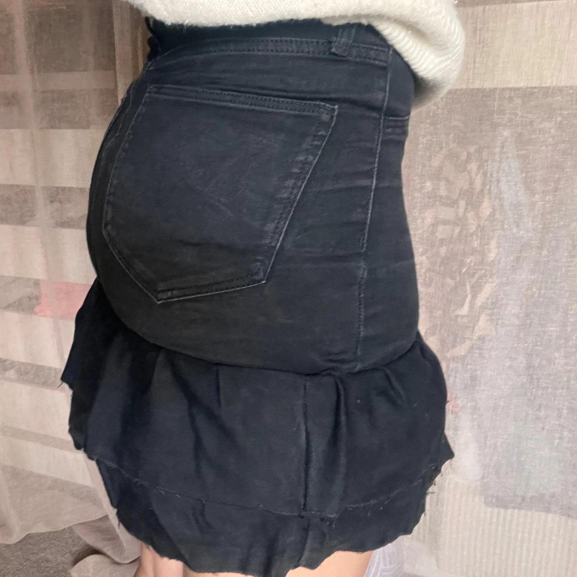 Svart jeanskjol med volang - 2