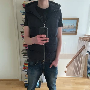 Väst med luva - As det väst med luva, den är köpt på Zalando för några månader sen, jag är 187 och väger 77 den passar bra. Hör av er vid fler frågor eller funderingar
