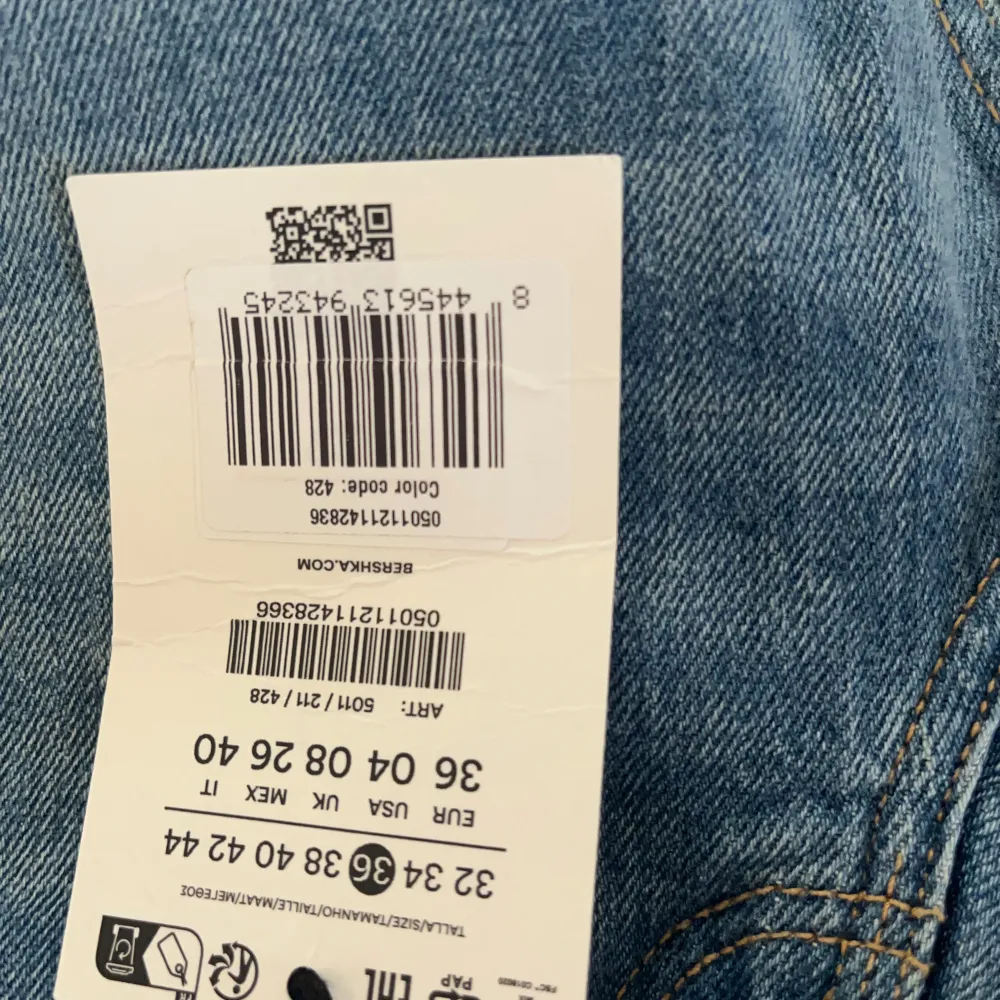 Snygga blå jeans med boot cut passform och klassisk design. De har fem fickor och en bekväm midwaist. Perfekta för en avslappnad stil.. Farkut & Housut.