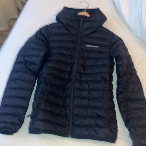 Svart dunjacka från Peak Performance - Säljer en stilren svart dunjacka från Peak Performance. Jackan köpte jag helt ny aldrig andvänt  den kosta 1450 när jag köpte den säljer den för att 950 priset kan diskuteras säljer en mörk blå ocså bara höra av sig om man är intresserad 😀