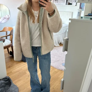 Teddyjacka - Teddyjacka perfekt nu till våren🌟