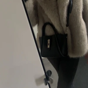 Svart axelväska från Gina Tricot - Snygg svart axelväska från Gina Tricot, använt fåtal gånger