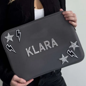 Snyggt datorfodral som är handgjort  - Snyggt och stilrent datorfodral som är handgjort av 4 tjejer!💗 På fodralet tillkommer stjärnor, blixtrar, samt bokstäver där man själv får välj vad det ska stå (max 8 bokstäver) 💗 På min profil finns fler datorfodral som nu gärna får kolla på! 💗