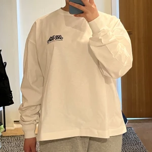 Långärmad tröja - Oanvänd vit långärmad tröja från Dr. Denim i storlek S