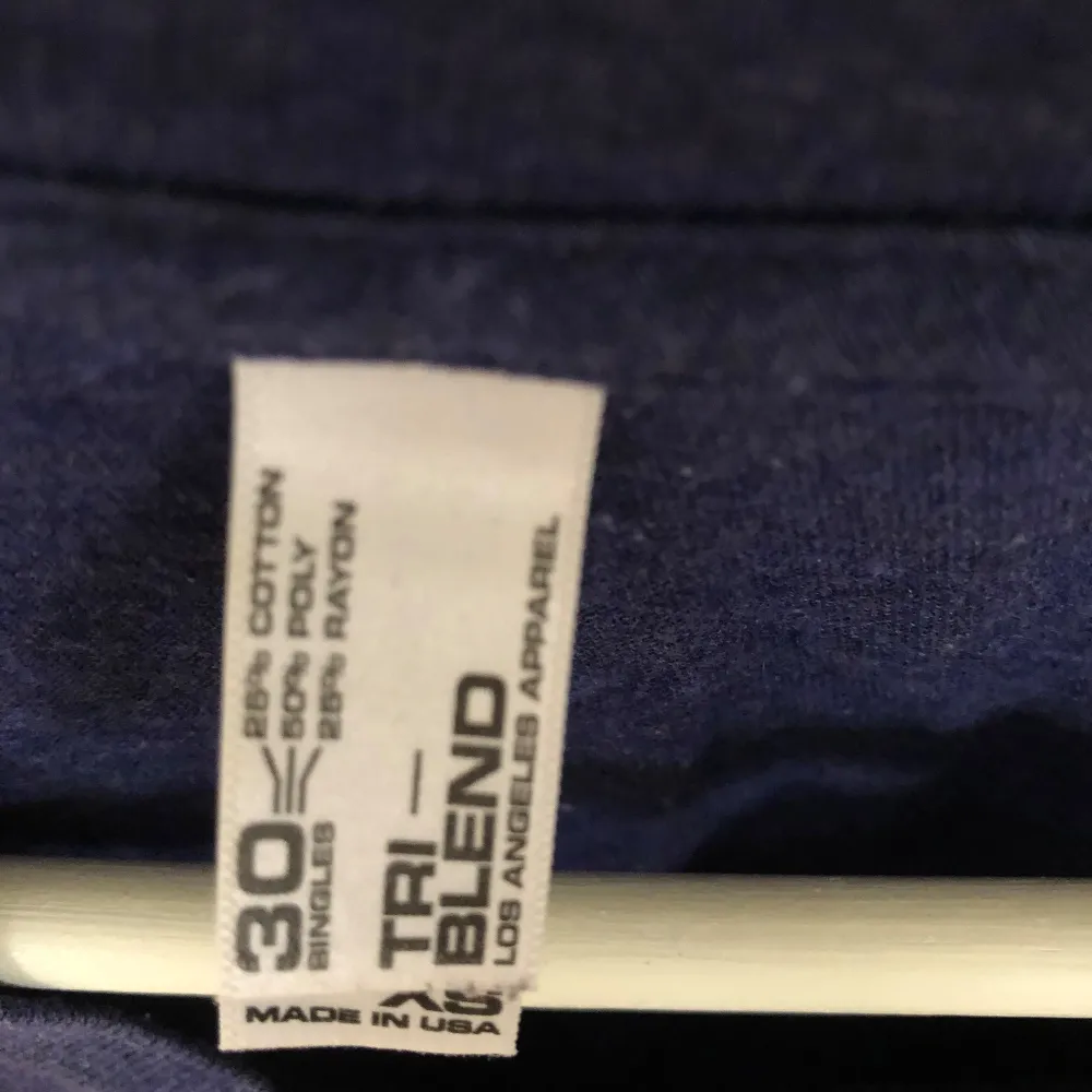 Säljer en blå t-shirt från Tri-Blend med ett coolt Los Angeles-tryck i retrostil. T-shirten har korta ärmar och är tillverkad i en mjuk blandning av bomull, polyester och rayon. Perfekt för en avslappnad stil!. T-paidat.