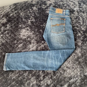 Nudie Jeans - Tja! Säljer nu dessa galet feta Nudie Jeansen! Galet fet tvätt, en av de snyggare jag personligen har sett speciellt till sommaren! Slim fit. Säljer då de inte riktigt passar just mig, de sitter tts, W33 L34! De e distressed med en riktigt fet slitning på knät, som ej går igenom alls! Även värt att notera att det är gratis repairs i Göteborg, Malmö och Stockholm! Hör av er vid minsta fundering!🌟