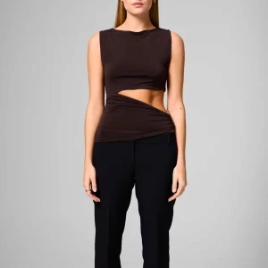 Topp - Snygg brun topp, asymmetrisk design och cut-out detalj i midjan.🤎