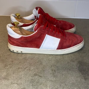 Valentino Flycrew - Säljer dessa feta flycrews i strlk 44 men passar 45.               5 nitar saknas och sömmen har släppt lite därav priset. Skorna har mycket kvar att ge och sömmen som har släppt går att fixa hos en skomakare billigt.                                                     Box finns.                                                                                           Skriv vid minsta fundering