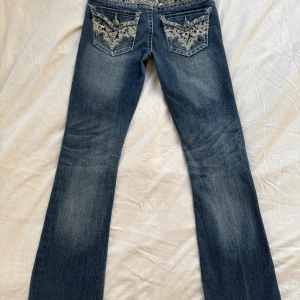 Miss me jeans lågmidjade bootcut - Miss me liknande jeans. Tyget känns helt nytt och har inga skavanker. Endast slitet längst ner (sista bilden. Fina glittriga detaljer. Måtten skickas vid förfrågan. Fråga gärna frågor 💕