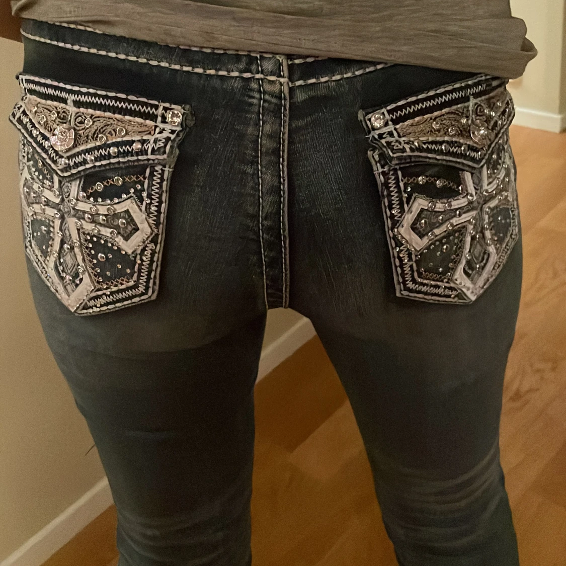 Sänkt pris! Jeans med broderade bakfickor - 3