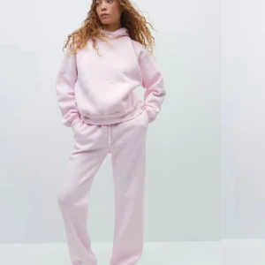 Sweatpants - Mjukisbyxor från gina tricot i strl M, knappt använda! säljer även matchande hoodie💘 båda för 400!!