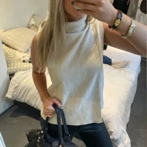 Stickad polo topp Zara  - Super eftertraktad!!🤎🤎