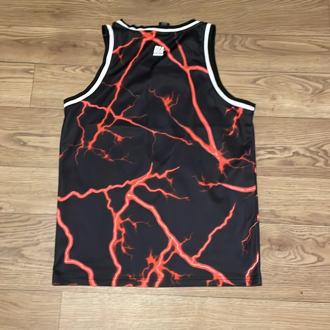 Svart linne från Black Squad med blixtmönster - 1