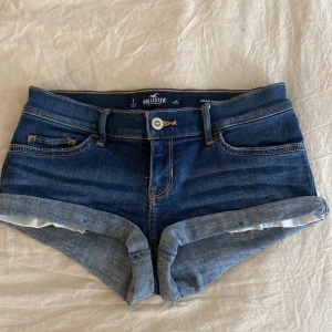 Blå lågmidjade jeansshorts från Hollister -  blå low waisted jeansshorts från Hollister. Så snygga till sommaren!!