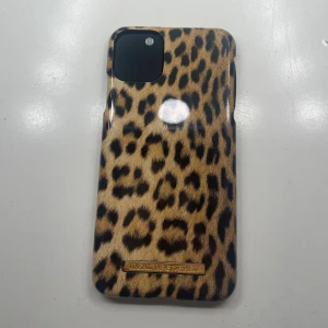 Ideal Of Sweden - Leopardmönstrat mobilskal - Ett oanvänt leopardmönstrat mobilskal till en iPhone 11 PRO/iphone 11 PRO Max. Mobilskalet är i gott skicka med endast några repor som man enbart ser i bra ljus (se bild 2).