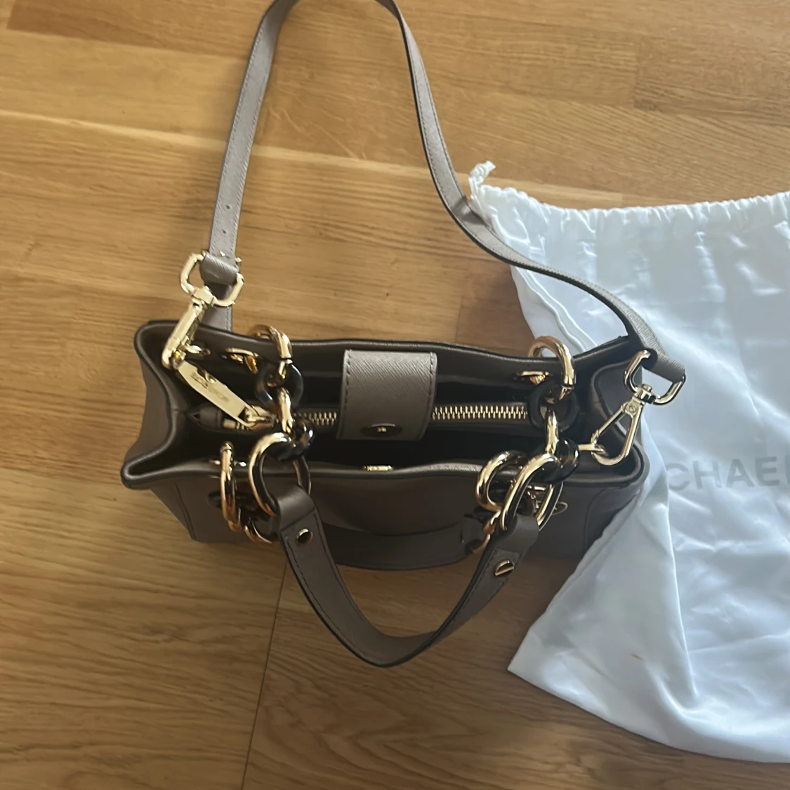 Grå axelväska från Michael Kors - 3