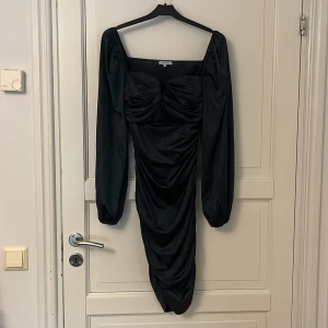 Grön klänning  - En super fin grön avslutnings klänning från bubbelroom. Endast använd en gång