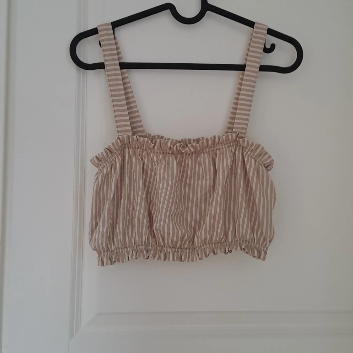 Beige och vit randig linnetopp från Gina Tricot