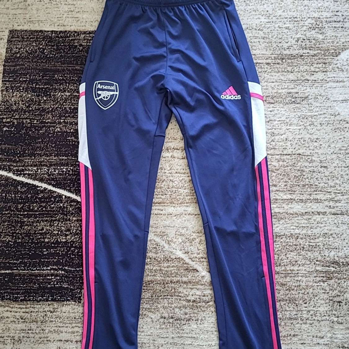 Mörkblå träningsbyxor från Adidas med Arsenal-logga