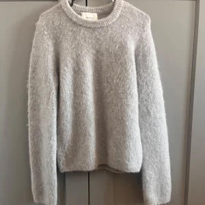 Grå mohair mix tröja från H&M Edition - Fluffig mohair mix tröja, använd fåtal gånger.