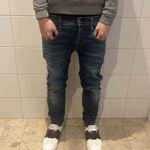 Replay Anbass  - Tja, säljer dessa skit snygga replay Anbass, ganska bra skick, förutom att några trådar håller på att gå av, men det märks inte, men inte svin mycket används annars, nypris 1500 men säljer dom bara för 549, skicka ett pm om du har någon fundering