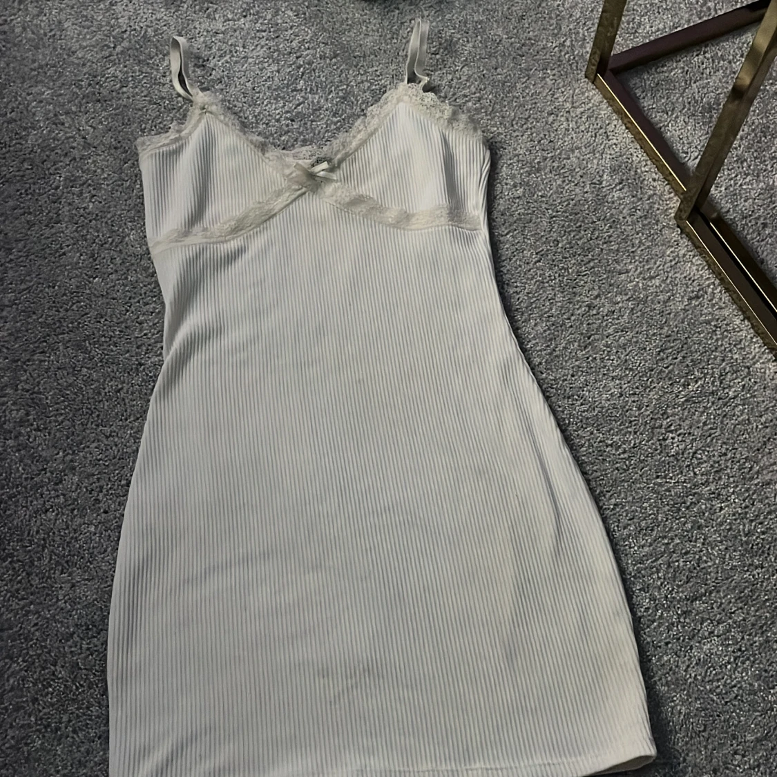 Vit ribbad klänning från H&M Divided