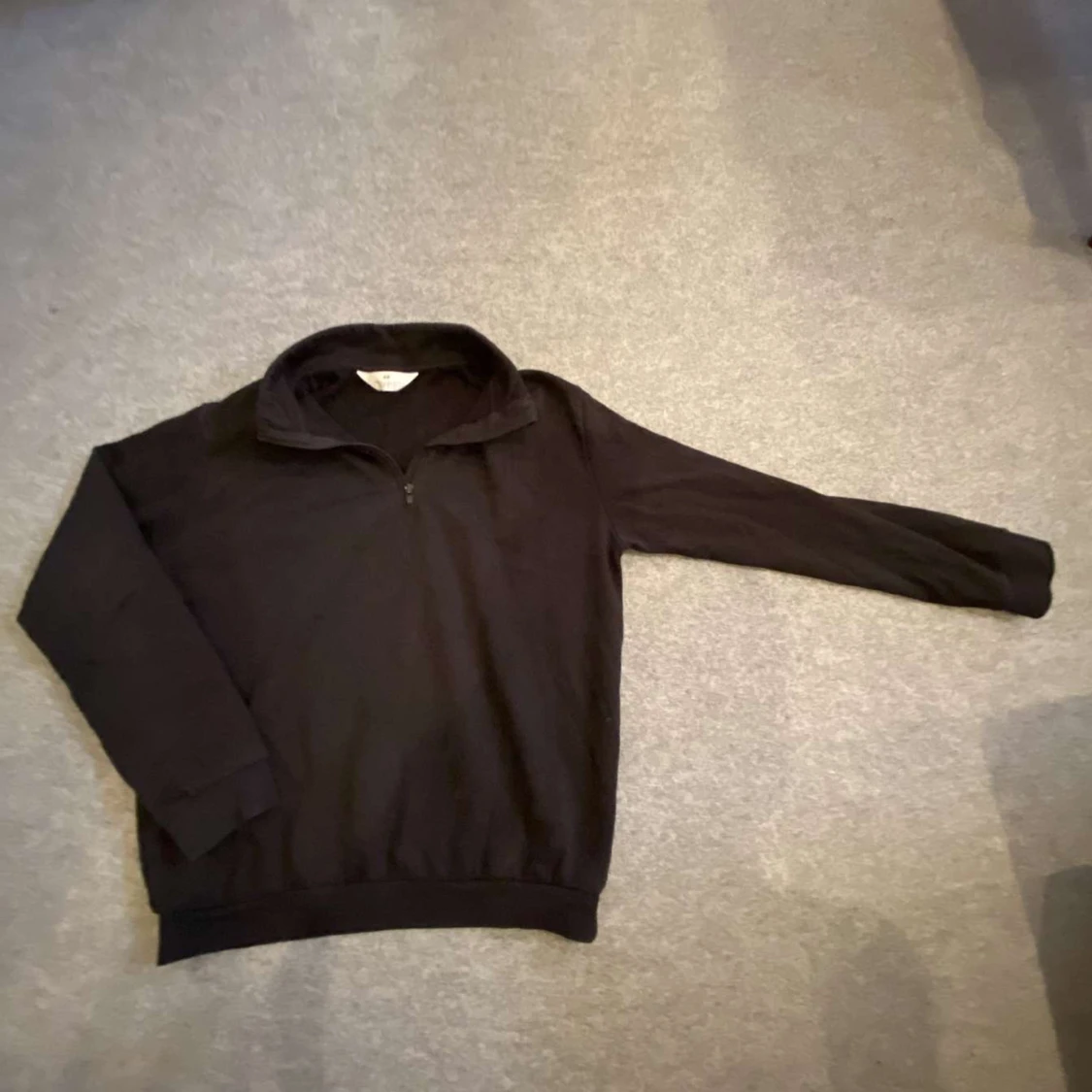 Svart tröja med dragkedja