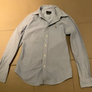 Ralph Lauren Skjorta - Säljer just nu denna feta, ljusblåa Ralph Lauren skjortan i Xs! Mycket bra skick. Perfekt nu inför sommaren, och för bara 399 Kr❗️Pris kan diskuteras vid snabb affär.