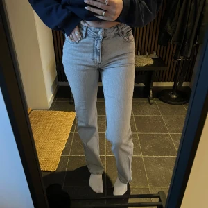 Grå jeansbyxor - Snygga grå jeansbyxo. De är raka i benen. Passar långa ben 180+