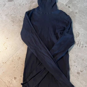 Blå tröja från Mads Nørgaard - Snygg blå ribbad tröja från Mads Nørgaard med polokrage och långa ärmar. Perfekt för en stilren look. Vet inte vilken storlek tröjan är men passar mig som är strl S och kan nog passa xxs och M.🫶🏼