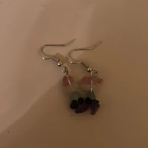 Hemmagjorda Silverörhängen  - Säljer ett par unika örhängen med små stenar i regnbågens färger. Jag har gjort de själv och de är ej nickelfria. 