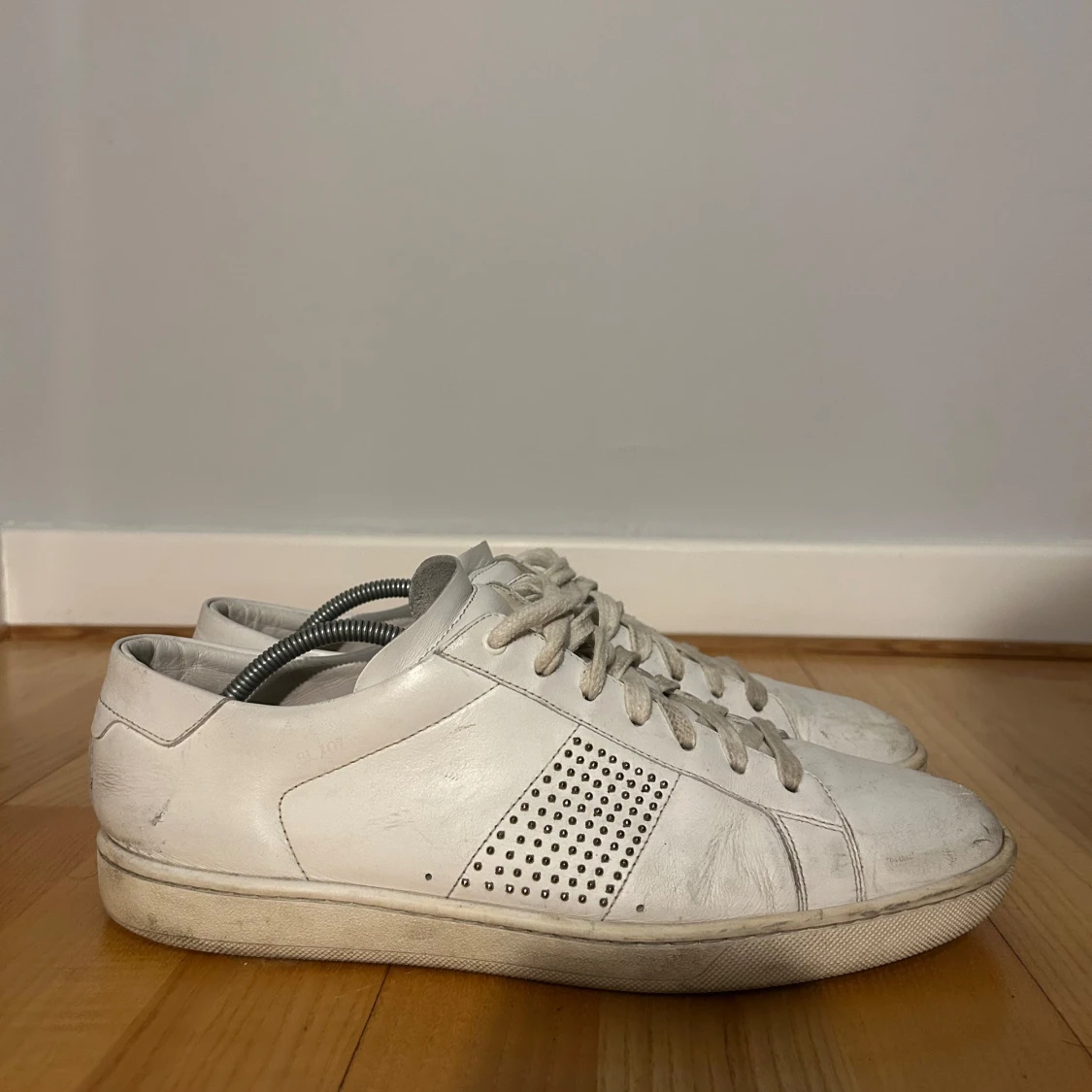 Vita unika Saint Laurent skor  med nitar - 3