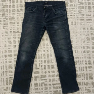 Boss jeans - Snygga mörkblå jeansbyxor från Hugo Boss, det är slim fit stretch. Står inte storlek men kan skicka mått. Knappast använda! 