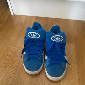 Blå campus sneakers från Adidas - Säljer ett par snygga blå sneakers ! Använt få gånger! Priset kan diskuteras