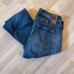 Replay Anbass - Supersköna Replay Anbass jeans (slim) i storlek W34/L32! Perfekt skick och helt utan defekter🤩. Vid funderingar är det bara att fråga så svarar jag direkt🤙