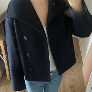 Svart kappa från ginatricot -  Säljer exakt denna modell på kappa fast i svart, passar mig som har XS men är i storlek 152/158💕i bra skick💗kan gå ner i pris vid snabb affär!