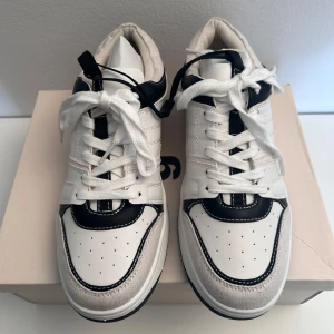 Svartvita sneakers  - Säljer ett par helt nya sneakers från Gina tricot. Storlek 40, Aldrig använda!! Köparen står för frakten!❤️