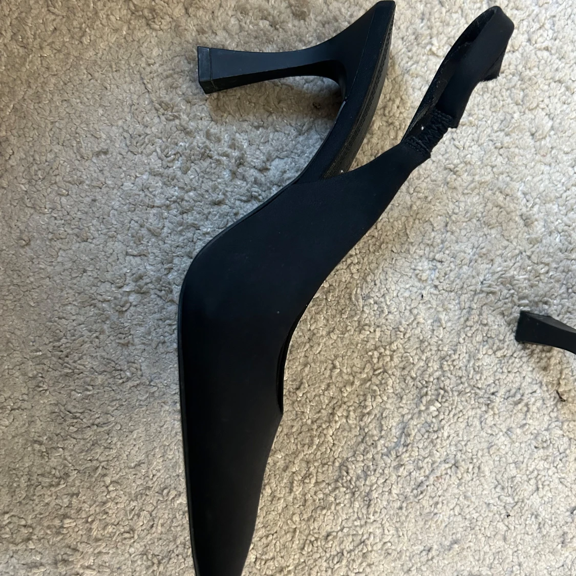 Svarta klackar med spetsig tå - 2