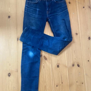  Jeans Acne Studios - Snygga mörkblå jeans från Acne Studios i modellen Ace Raw Gothic. Jeansen har en slim fit och en riktigt snygg tvätt. Tveka inte att skriva vid frågor.