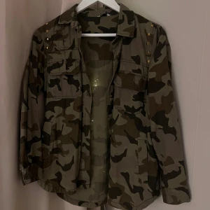 Camouflage overshirt - Säljer en cool camouflage overshirt från Cubus. Liten defekt på högra sidan 