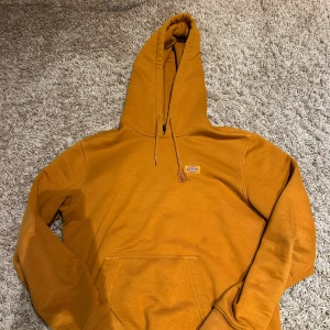 Orange hoodie från Dickies - Säljer en snygg orange hoodie från Dickies. Den har en klassisk känguruficka och justerbar huva med dragsko. Perfekt för en avslappnad stil. 🧡