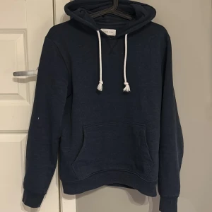 Mörkblå hoodie från Pier One - Säljer en mörkblå hoodie i storlek XS från Pier One med vita snören. Billigt o bra