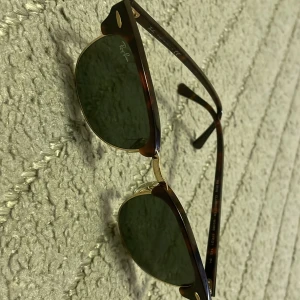 Solglasögon från Ray-Ban - Snygga solglasögon från Ray-Ban med en klassisk design. Bågarna har en sköldpaddsmönstrad finish.Tillverkade i Italien med hög kvalitet och stilren look.