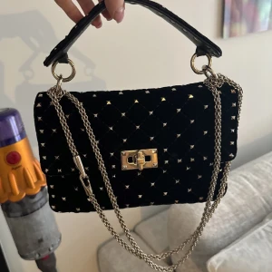 Valentino Rockstudd Medium  - Säljer min fina Valentino Rockstudd i svart mocka! Väskan är väl omhändertagen. Köpt för cirka 25.000kr på Valentino i NK.