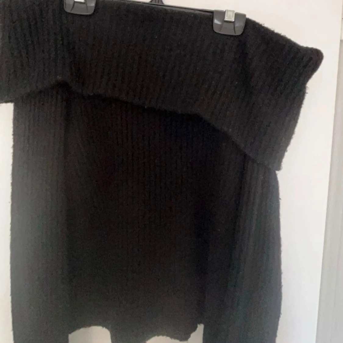 Svart stickad offshoulder tröja  - 2