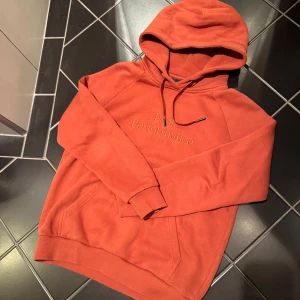 Peak Performance Hoodie  - Snygg orange hoodie från Peak Performance storlek S. Den upplevs mer kopparfärgad i verkligheten och inte typiskt orange. Öppen för prisförslag men rätt att bli nekad🧡