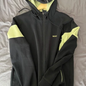 Hugo boss tröja - Storlek S, har oxå byxorna till dem + på 500kr extra med byxorna!! skriv för mer funderingar:)