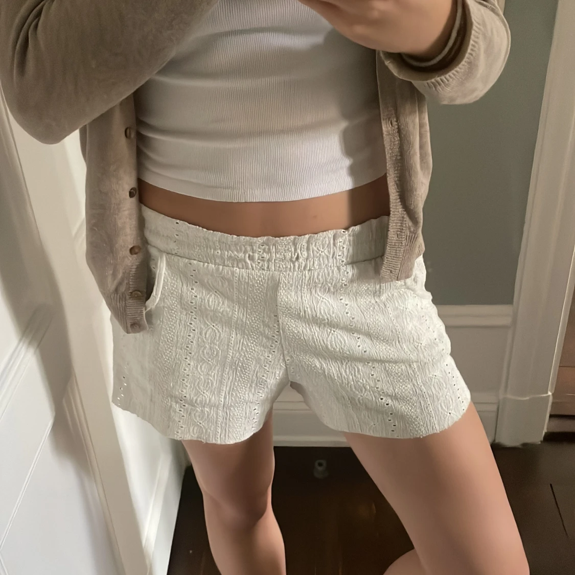 Vita shorts med broderi - 2