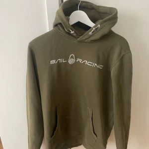 Fet sail racing hoodie - Säljer denna sail racing hoodie. 65cm lång och 58 bred. Jävligt soft och skön till våren😁🥶skriv om ni har frågor