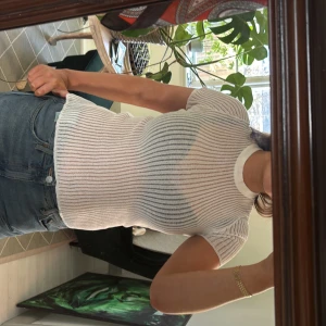 Vit ribbad kortärmad topp - Säljer denna perfekta fest topp som inte kommer till användning, st M men är i ett mycket stretchigt material 💞